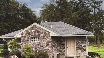 Cottage, Non Smoking | Individually decorated, individually furnished, bed sheets