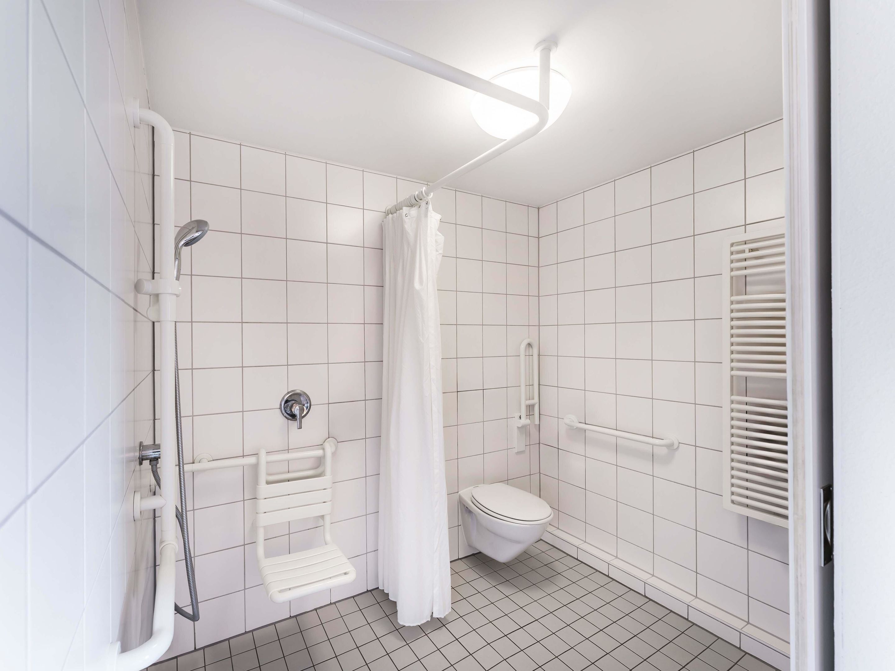 Douche, serviettes fournies, savon, shampoing