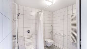 Douche, serviettes fournies, savon, shampoing