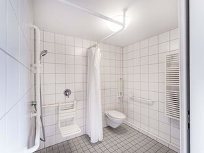 Shower, towels, soap, shampoo - B&B HOTEL Freiburg-West (Freiburg im Breisgau)