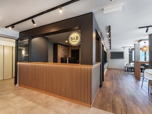 Lobby - B&B HOTEL Freiburg-West (Freiburg im Breisgau)