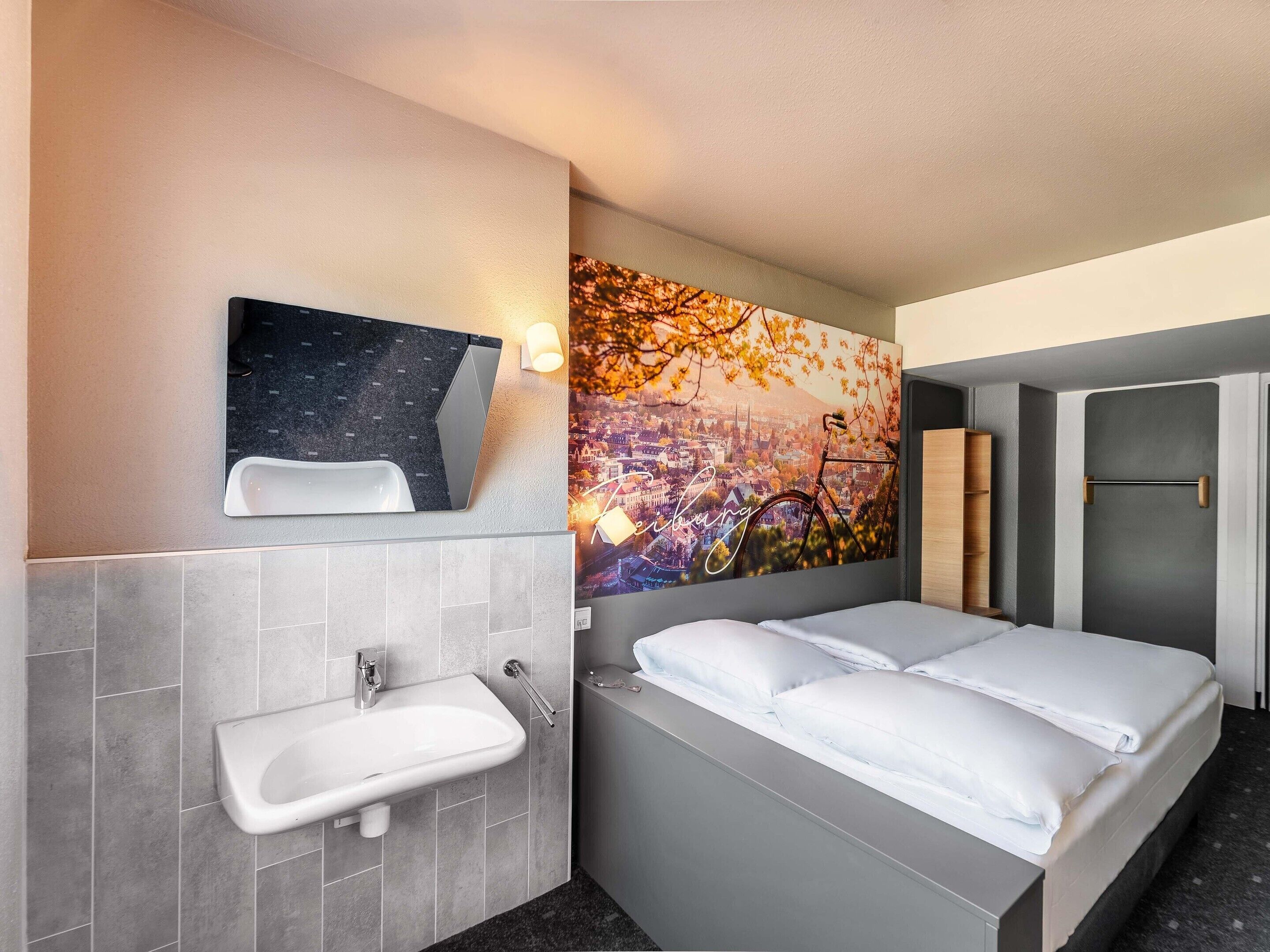 Une salle de bain moderne avec une baignoire, un lavabo et un grand miroir.