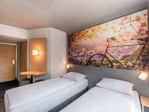 Desk, blackout curtains, soundproofing, free WiFi - B&B HOTEL Freiburg-West (Freiburg im Breisgau)