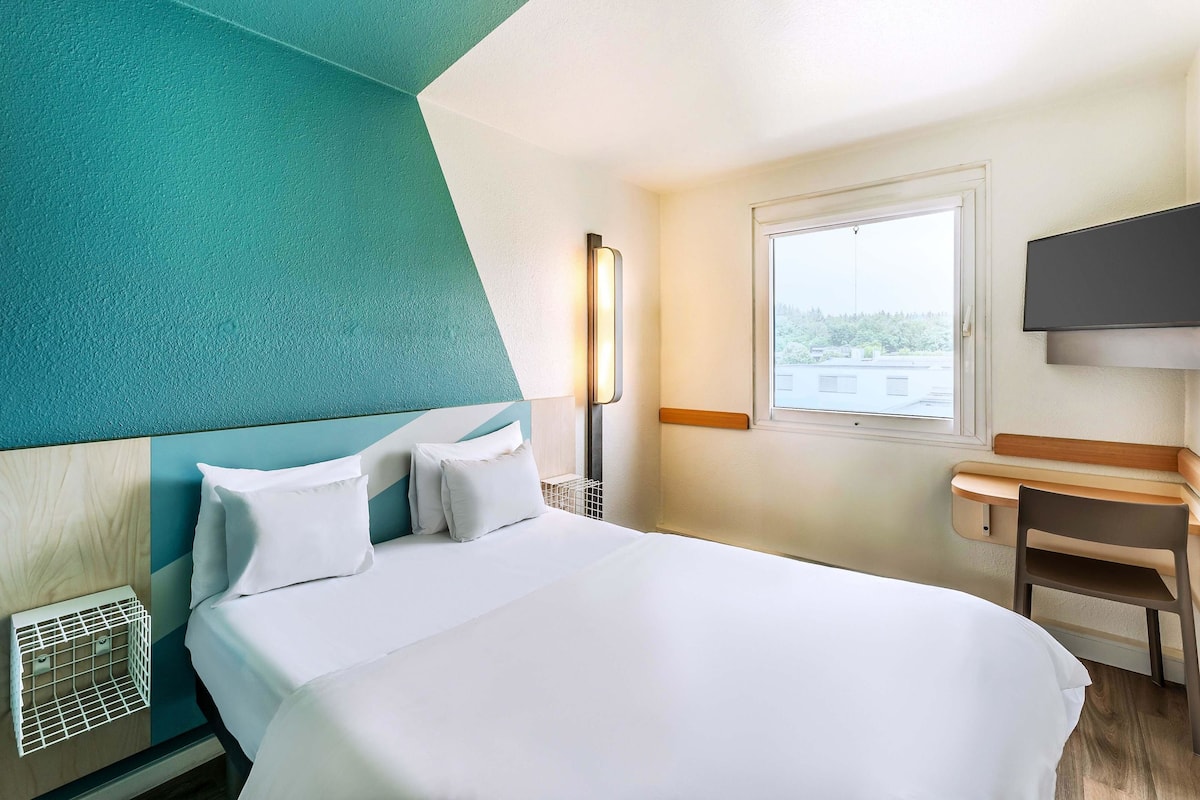 Una scrivania, tende oscuranti, insonorizzazione, Wi-Fi gratuito