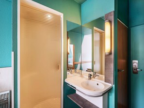 Shower, towels, soap, shampoo - B&B HOTEL Freiburg-West (Freiburg im Breisgau)