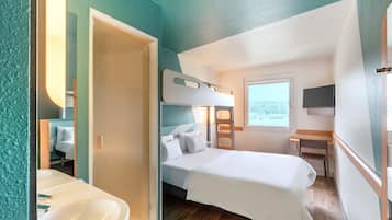 Escritorio, cortinas blackout, insonorización y wifi gratis