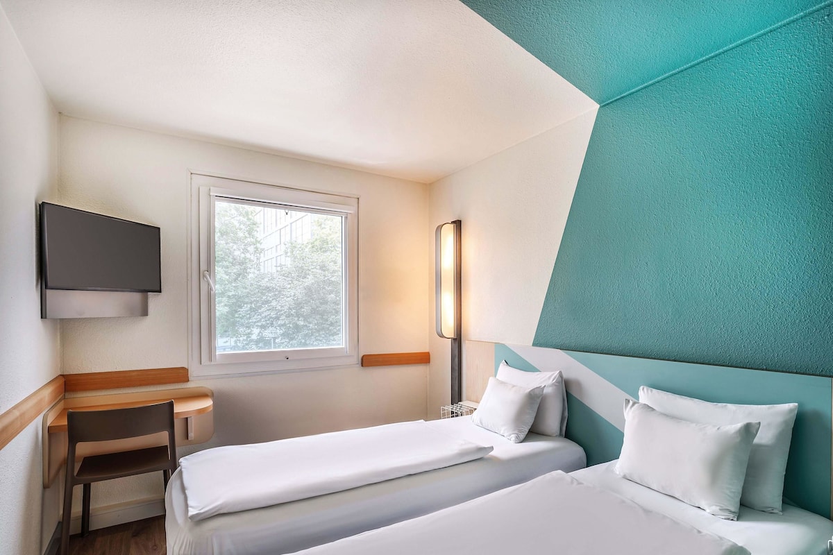 Twin Room | Desk, blackout drapes, soundproofing, free WiFi