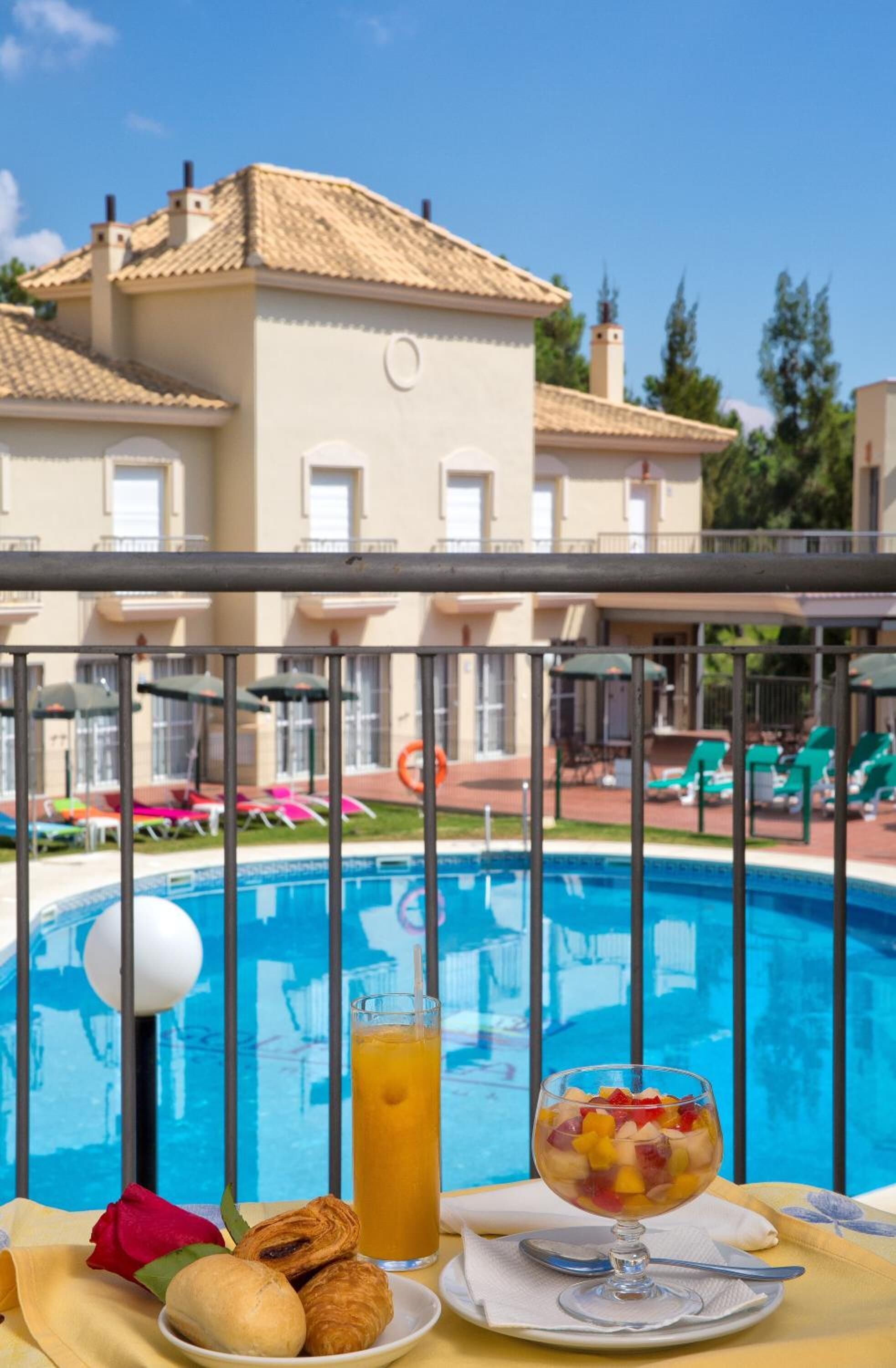 Una piscina cubierta, una piscina al aire libre de temporada, sombrillas