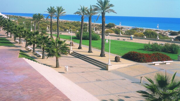 A coastal promenade with palm trees, benches, and a clear view of the ocean. - Interpass Golf Playa Country Club (Isla Cristina)