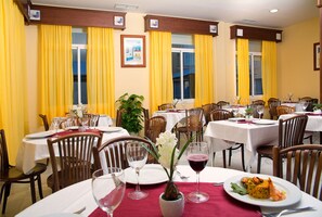 Breakfast and dinner served