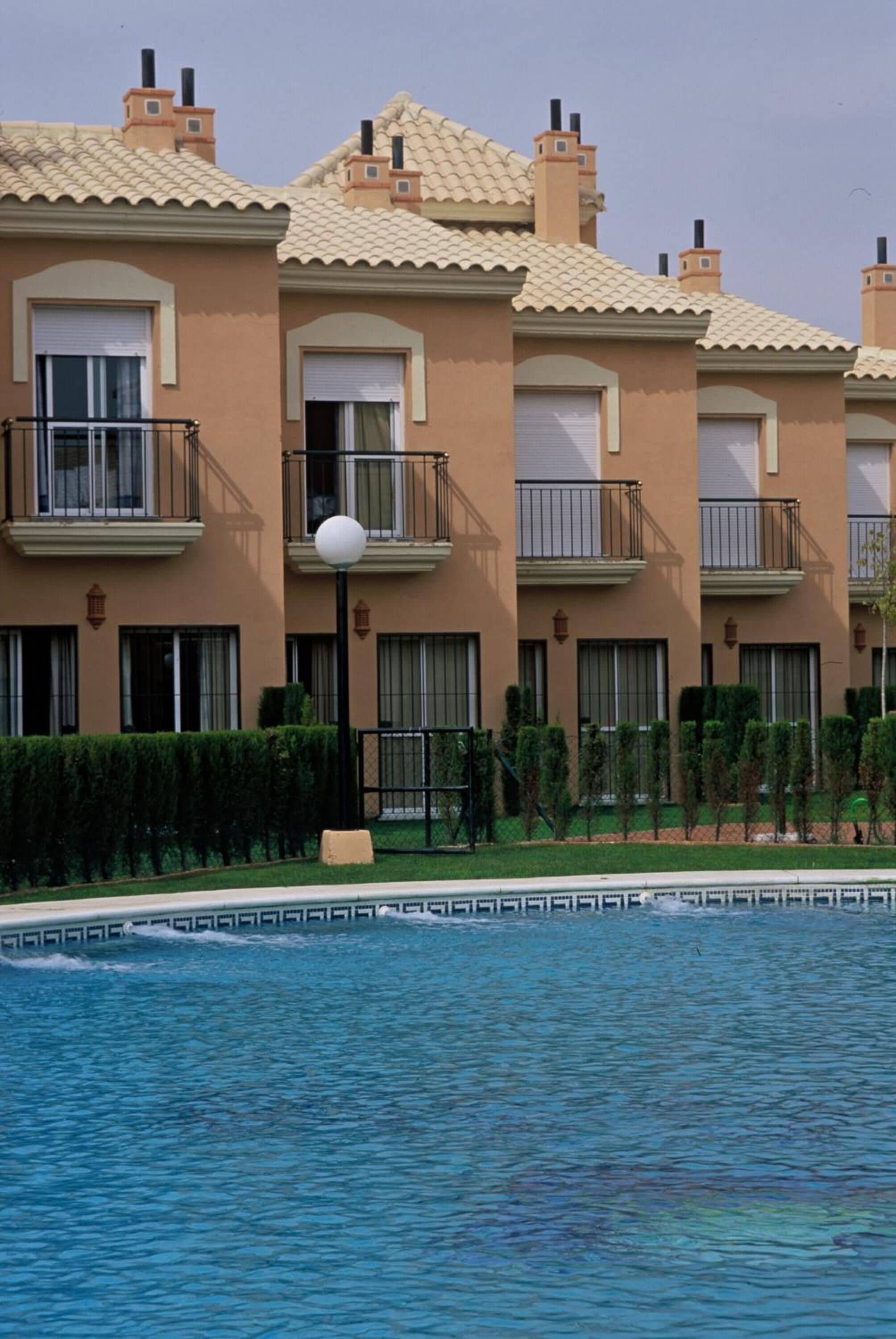 Una piscina cubierta, una piscina al aire libre de temporada, sombrillas