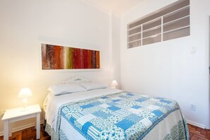 Appartement économique, 1 lit double et 1 canapé-lit, non-fumeur, vue sur la cour intérieure | 1 chambre, fer et planche à repasser, accès au Wi-Fi (inclus)