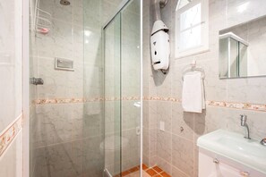 Economy Apartment, 1 Double Bed with Sofa bed, Non Smoking, Courtyard View | Bathroom | Shower, towels - MZapartments Ministro V (Rio de Janeiro)