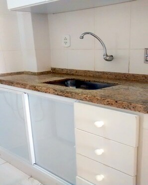 Economy Apartment, 1 Double Bed with Sofa bed, Non Smoking, Courtyard View | Private kitchen