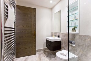 Economy-Apartment | Badezimmer | Dusche, kostenlose Toilettenartikel, Haartrockner, Handtücher