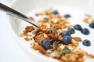 Un tazón de granola con arándanos y semillas de calabaza.