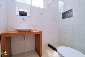 Economy-Apartment, Mehrere Betten, Nichtraucher, eingeschränkter Meerblick | Badezimmer