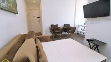 Økonomileilighet, flere senger, ikke-røyk, delvis sjøutsikt | Oppholdsområde | LCD-TV