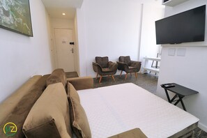 Economy-Apartment, Mehrere Betten, Nichtraucher, eingeschränkter Meerblick | Wohnbereich