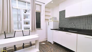 Økonomileilighet, flere senger, ikke-røyk, delvis sjøutsikt | Eget kjøkken | Kjøleskap, mikrobølgeovn, kokeplater og brødrister