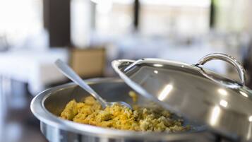 Dagelijks continentaal ontbijt (EUR 6.00 per persoon)