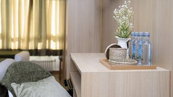 Driepersoonskamer | Een bureau, geluiddichte muren, gratis wifi, beddengoed