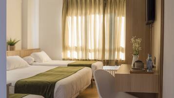 Habitació quàdruple | Habitacions insonoritzades, wifi gratuïta i roba de llit