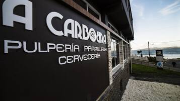 Un edificio con un cartello che recita 'CARBOCERA PULPERIA PABELLADA CERVEERÍA'.