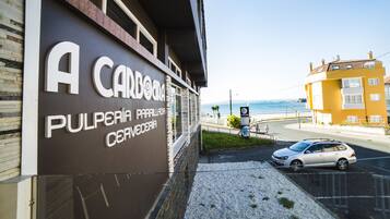 Un edificio con un letrero que dice 'A CARDOA PULPERIA PARALHOMA CERVEJARIA'.