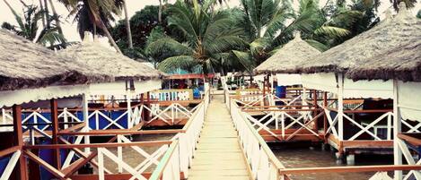 Petit déjeuner et déjeuner servis sur place, spécialités Cuisine locale