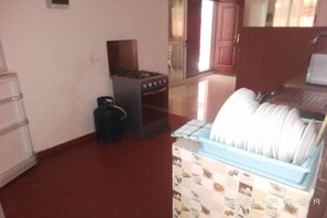 Mikrobølgeovn, kokeplater, vannkoker og kjøkkenutstyr