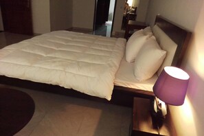 Ropa de cama de alta calidad, escritorio y cortinas blackout 