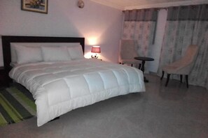 Ropa de cama de alta calidad, escritorio y cortinas blackout 