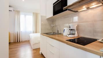 Estudio (3) | Cocina privada | Refrigerador, microondas, parrilla de estufa y cafetera y tetera
