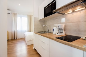 Studio (3) | Privékeuken | Een koelkast, een microgolfoven, een kookplaat