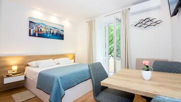 Caja de seguridad en la habitación, escritorio y cortinas blackout