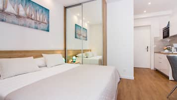 Studio apartman, balkon (1) | 房內夾萬、書桌、遮光窗簾/窗簾、熨斗/熨衫板