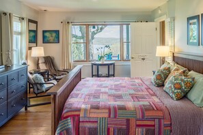Luna Suite | Premium bedding, down comforters, memory foam beds, minibar - Moonshadow Bed and Breakfast (Hammondsport)