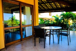 Outdoor dining - House in Imbassai Reserve (Imbassí)