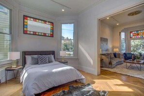 4 habitaciones, tabla de planchar con plancha, wifi y ropa de cama 