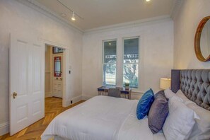 4 habitaciones, tabla de planchar con plancha, wifi y ropa de cama 