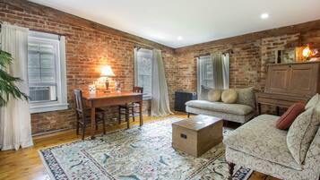 Suite Tradisional, 1 Tempat Tidur Queen, Bebas Asap Rokok | Area keluarga