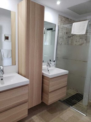 Douche, sèche-cheveux, serviettes fournies