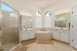 Badewanne, Haartrockner, Handtücher