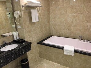 Baignoire et douche séparées, baignoire relaxante profonde