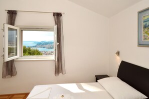 4 slaapkamers, een strijkplank/strijkijzer, internet, beddengoed