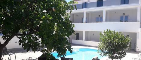 Utendørsbasseng og et oppvarmet basseng