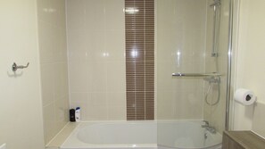 Bathtub, hair dryer, towels, toilet paper - Cozy one bedroom apartment near centre  (Bristol)