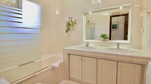 Bathtub, towels