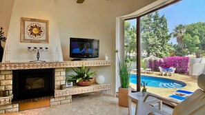 TV, fireplace